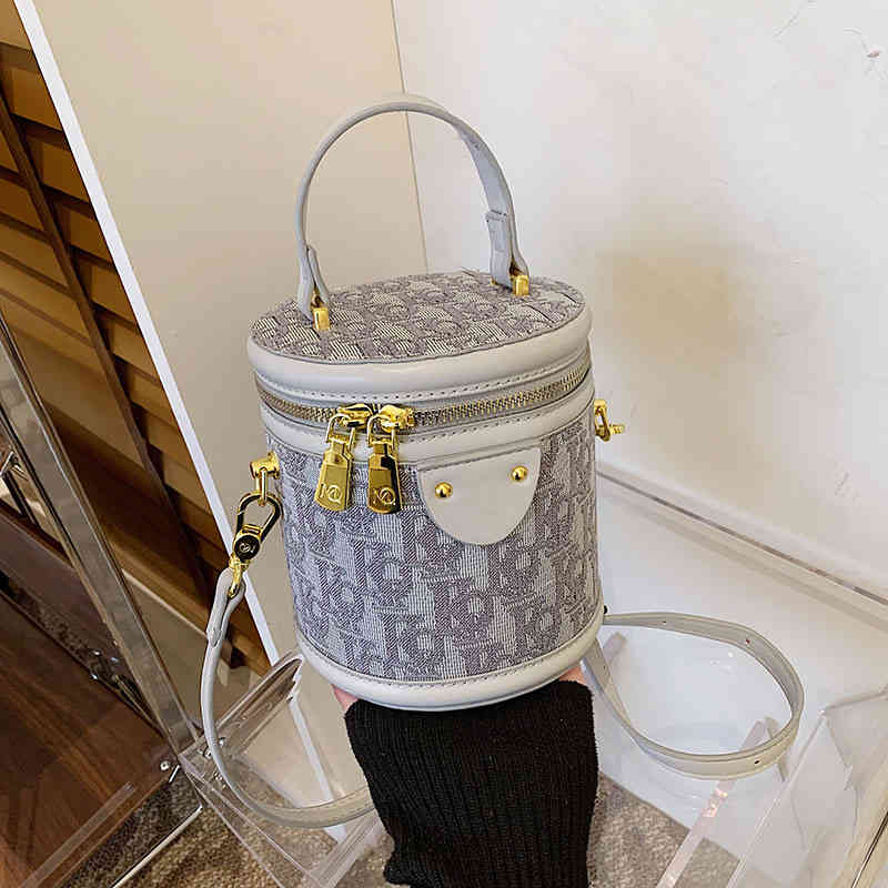 luxury accessories This year's fashion messenger women's spring new versatile hand one small bucket bag, Light gray
luxury accessories This year's fashion messenger women's spring new versatile hand one small bucket bag, Light gray