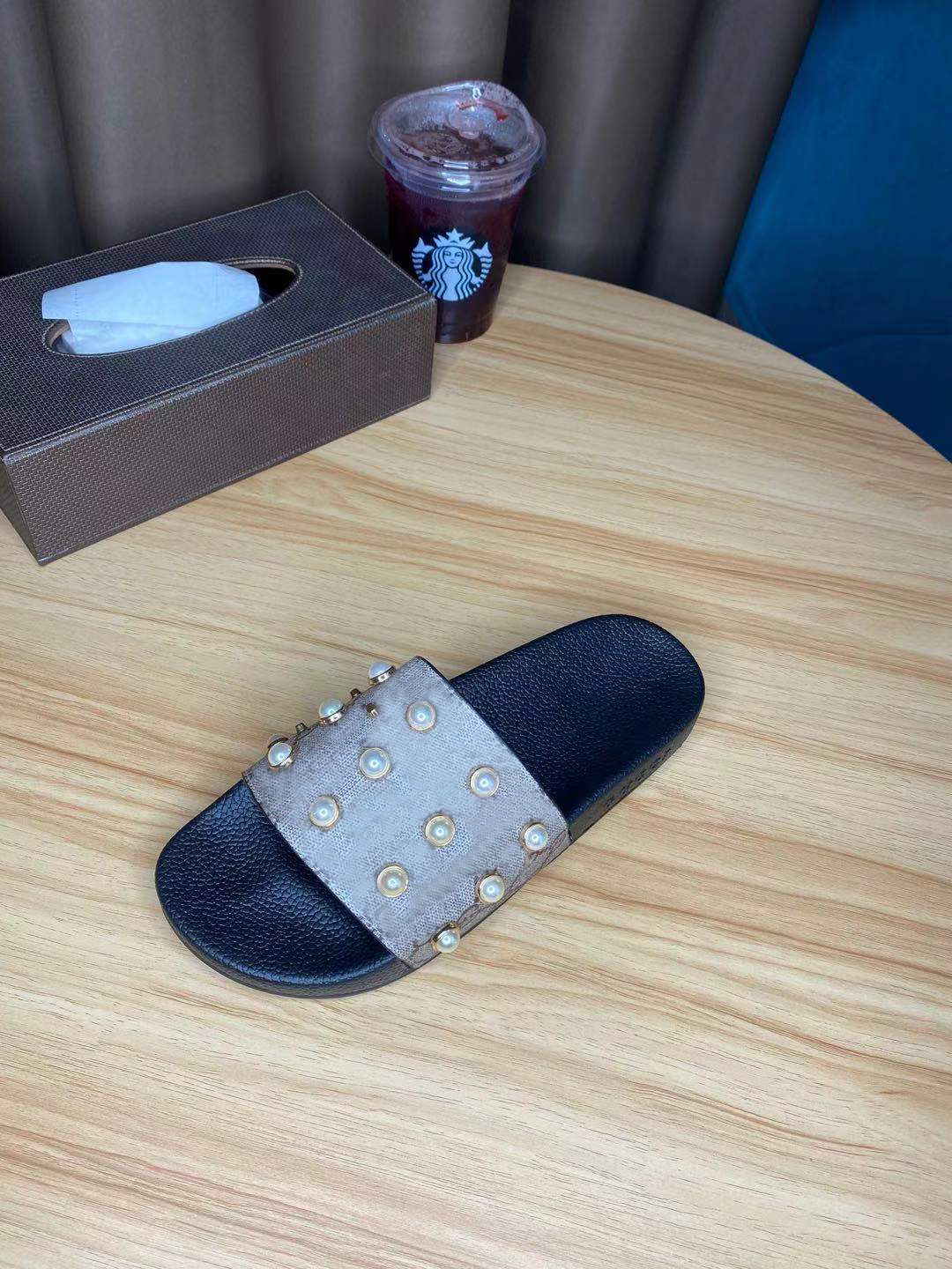 2021 beach Classic Flat luxurys designers woman slipper Sandals Summer lady Cartoon Big Head Slippers Leather brands Bath fashion women wome, Black
2021 beach Classic Flat luxurys designers woman slipper Sandals Summer lady Cartoon Big Head Slippers Leather brands Bath fashion women wome, Black