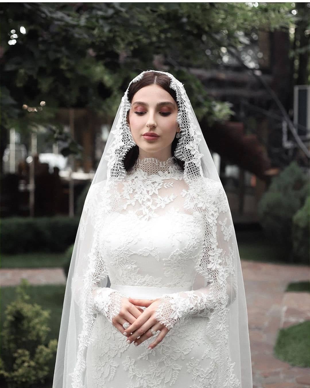 Vintage Wedding Dresses With High-neck Long-sleeves Appliqued Race Wedding Dress With Veil Custom Made Vestidos De Novia