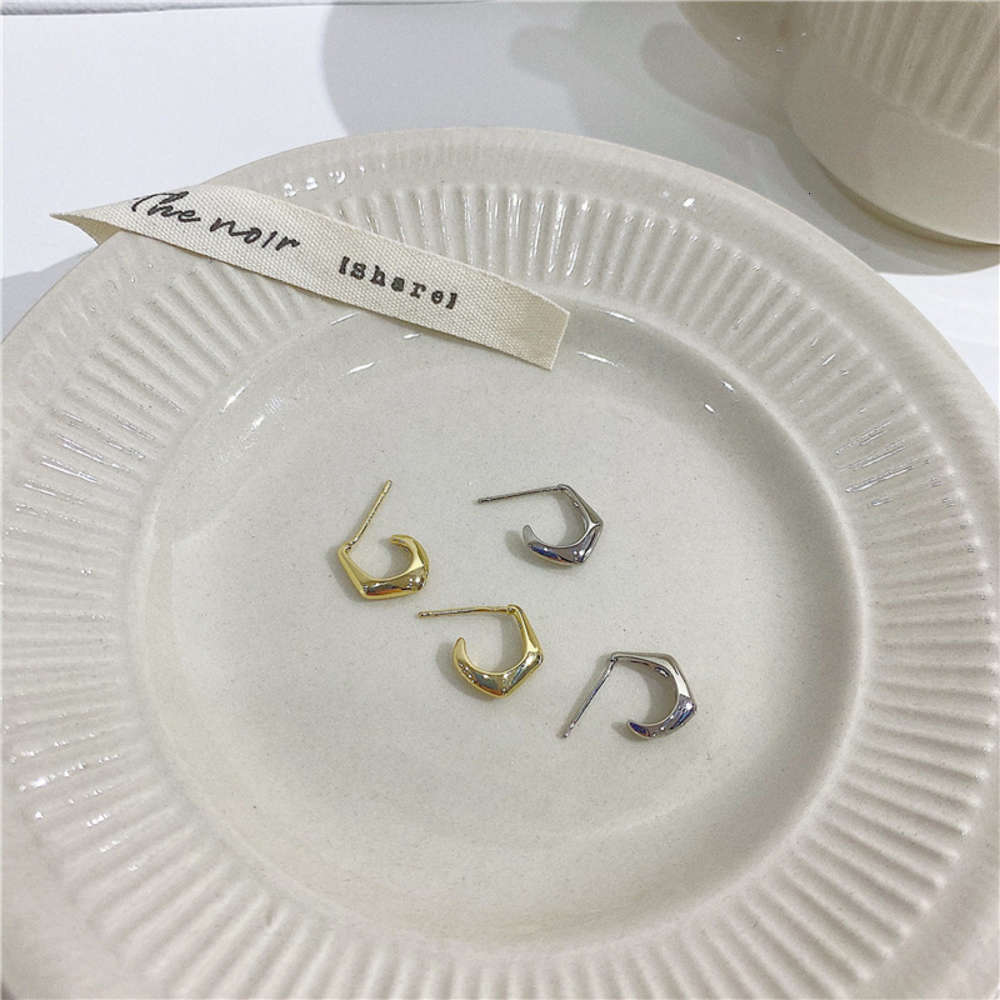 simple female small ear buckle s925 silver needle smooth semicircle c-shaped earrings fashion exquisite net red jewelry, Black
simple female small ear buckle s925 silver needle smooth semicircle c-shaped earrings fashion exquisite net red jewelry, Black