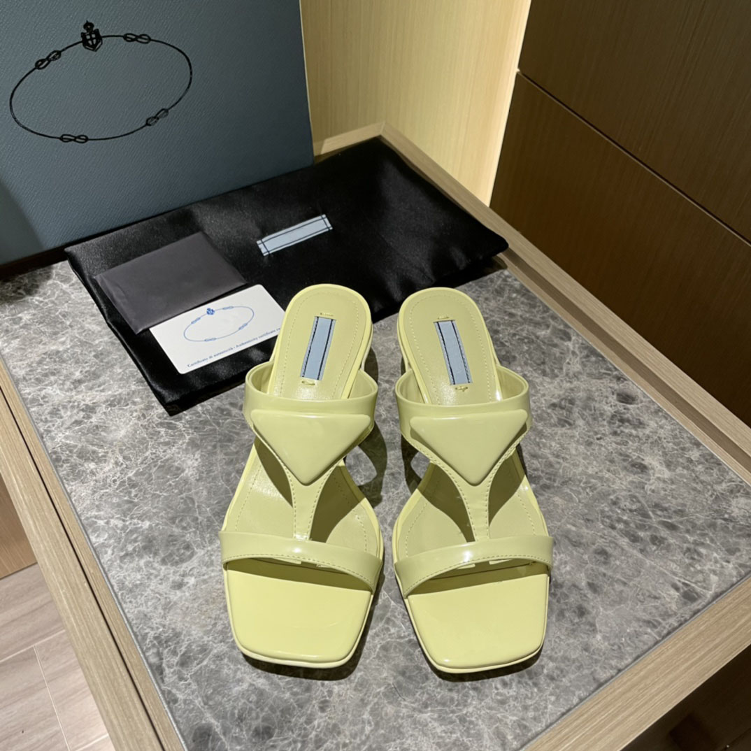 2022 Luxurious designer triangular sandals Brushed leather rubber sandal flat bottom Elegant and casual outdoor women's square head slippers with box, Color 2
2022 Luxurious designer triangular sandals Brushed leather rubber sandal flat bottom Elegant and casual outdoor women's square head slippers with box, Color 2