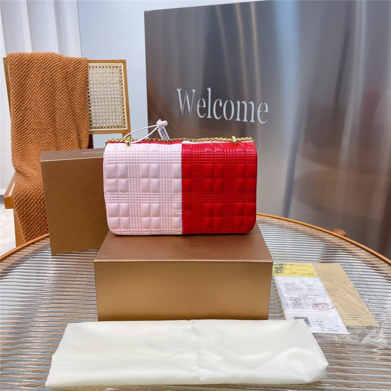 Two-color stitching designer bag Soft leather Flip square handbag Red-pink Black-white crossbody Bags women's fashion Purse gold chain New
Two-color stitching designer bag Soft leather Flip square handbag Red-pink Black-white crossbody Bags women's fashion Purse gold chain New