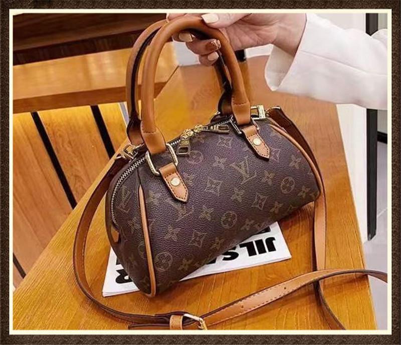 LV LOUIS bag VITTON Pillow bag mini Boston single-shoulder women's small bag Europe and America mini messenger bag, Red;black
LV LOUIS bag VITTON Pillow bag mini Boston single-shoulder women's small bag Europe and America mini messenger bag, Red;black