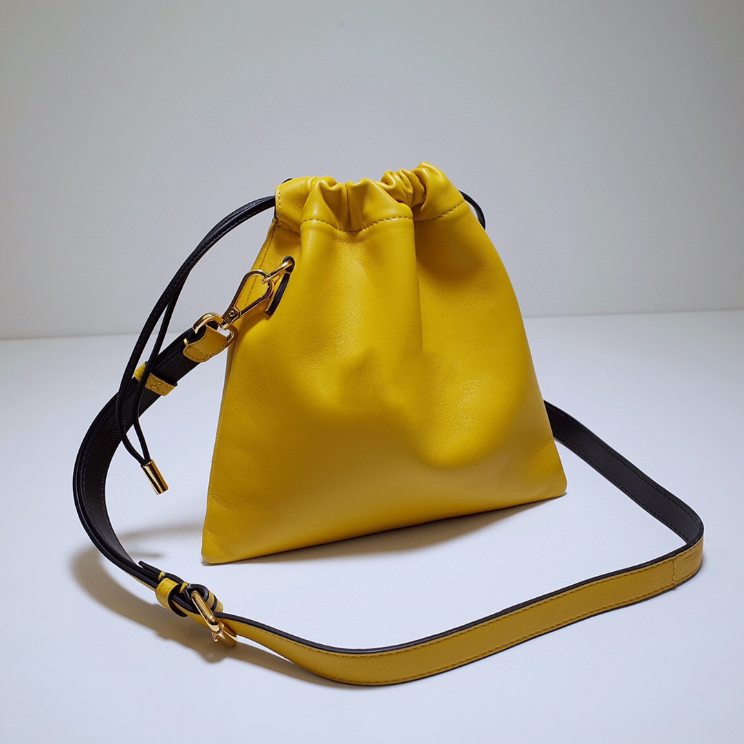 Classic Ladies Bag 7A High-end Customized Quality Postman Bag Fashion Business Casual with long shoulder strap All Cowhide 898778
Classic Ladies Bag 7A High-end Customized Quality Postman Bag Fashion Business Casual with long shoulder strap All Cowhide 898778