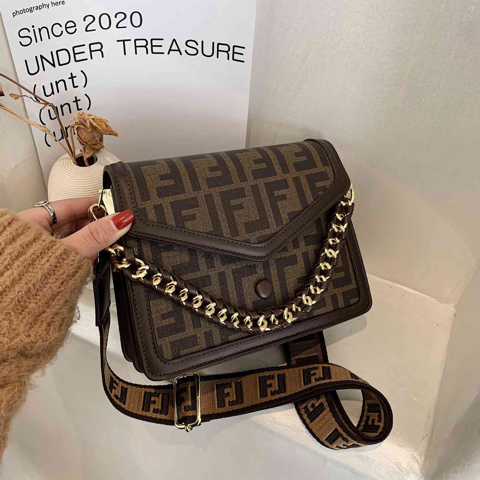 Luxury Handbags Bag female 2021 new wide strap small square fashion personality texture single shoulder letter messenger bag VG7X, Black
Luxury Handbags Bag female 2021 new wide strap small square fashion personality texture single shoulder letter messenger bag VG7X, Black