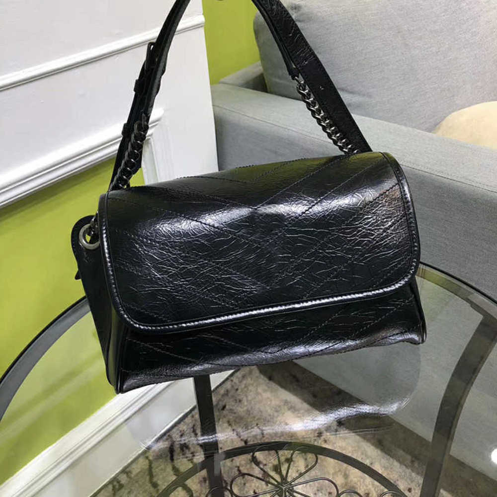 7A+Designers The new series women bags The style is simple and compact 577124 Buttonholes are adjustable Delicate retro do old hardware fashion bags
7A+Designers The new series women bags The style is simple and compact 577124 Buttonholes are adjustable Delicate retro do old hardware fashion bags
