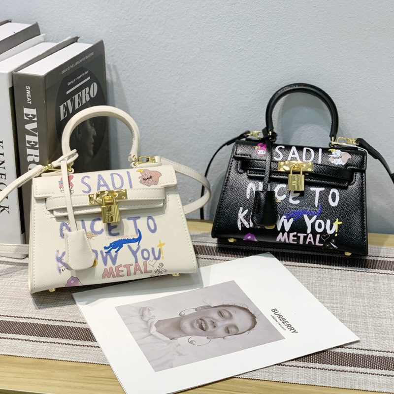 graffiti ii kelly 2021 fashion spring and summer slung one shoulder portable mini women's square bag
graffiti ii kelly 2021 fashion spring and summer slung one shoulder portable mini women's square bag