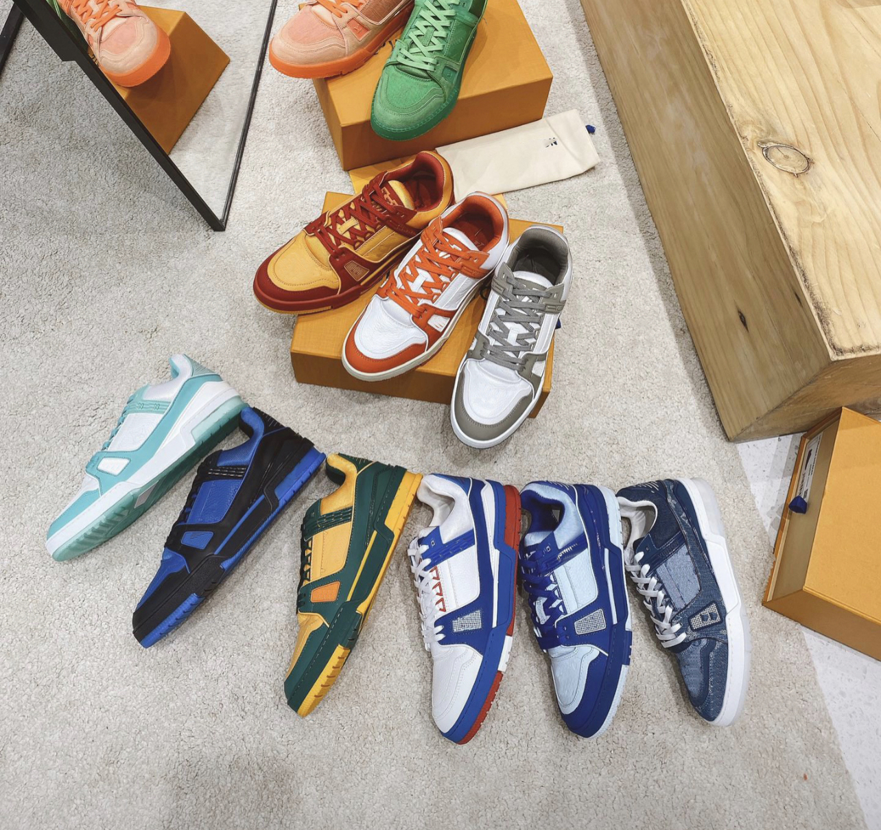 Designer Trainer Sneakers Casual Sport Shoes TPU Monogram-embossed Leather Combination Bottom Size 39-45 with Box, Color 1
Designer Trainer Sneakers Casual Sport Shoes TPU Monogram-embossed Leather Combination Bottom Size 39-45 with Box, Color 1