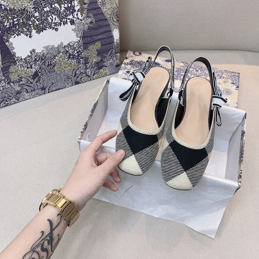 Hollow mesh rattan pattern three-dimensional embroidery pattern open heel flat sole women's shoes woven with square head thick high heel bow, Black
Hollow mesh rattan pattern three-dimensional embroidery pattern open heel flat sole women's shoes woven with square head thick high heel bow, Black