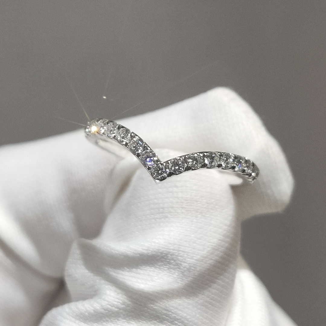 Silver 925 Original Brilliant 0.15 Carat Diamond Test Past D Color Moissanite V Shape Ring for Girls Gemstone Cocktail Jewelry
Silver 925 Original Brilliant 0.15 Carat Diamond Test Past D Color Moissanite V Shape Ring for Girls Gemstone Cocktail Jewelry
