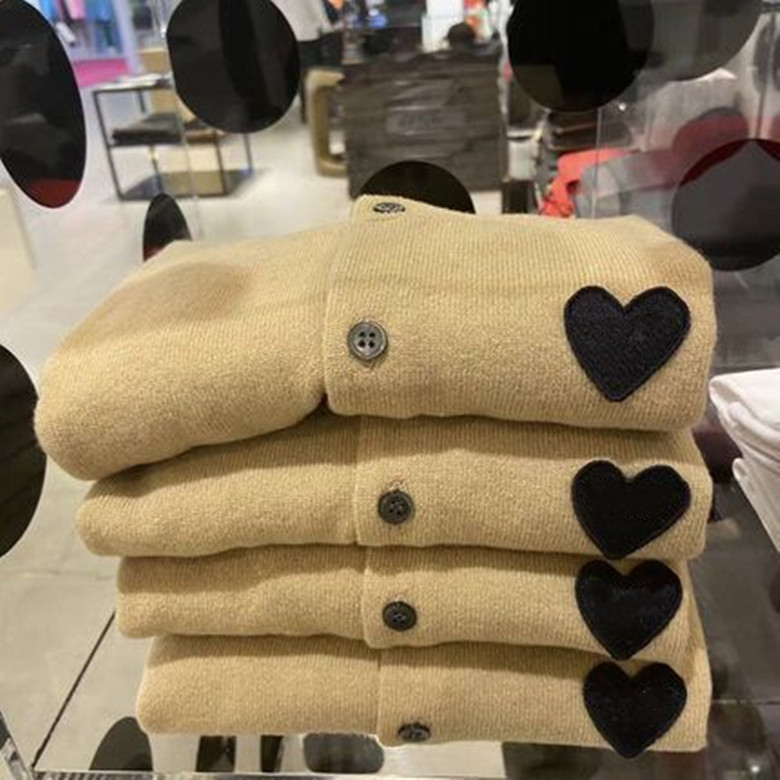 Top quality spring and autumn fashion designer cardigan sweater heart couple parent child coat, White;black
Top quality spring and autumn fashion designer cardigan sweater heart couple parent child coat, White;black