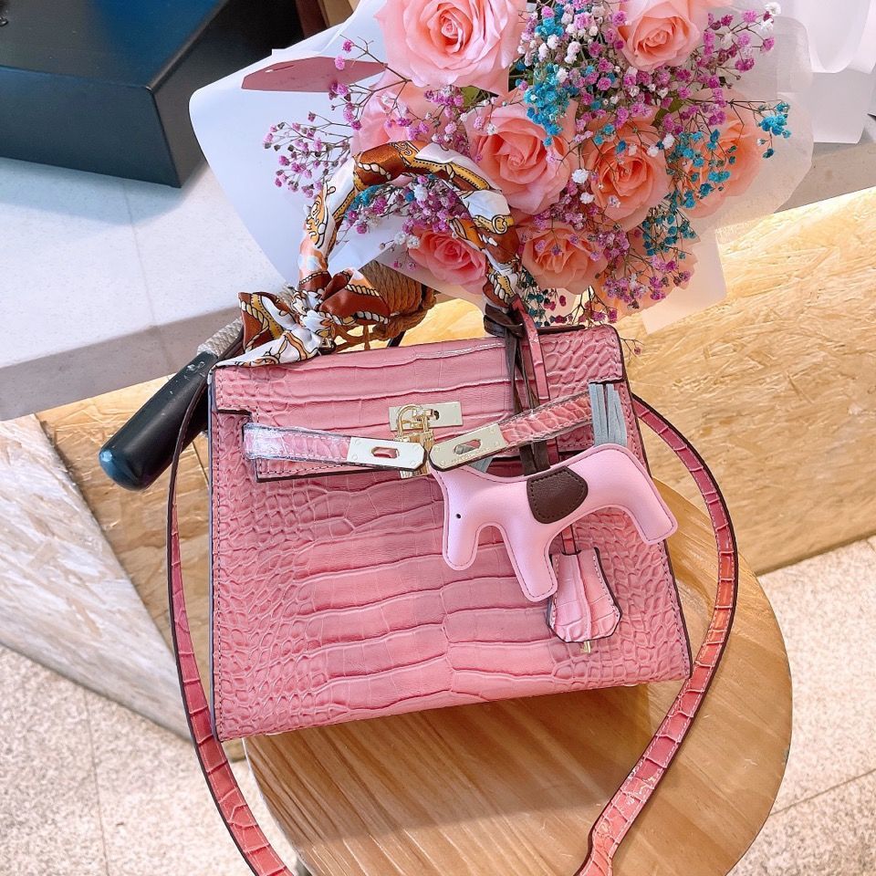 Aima Bag Luxurys Hand Bags Designers with Pink Crocodile Pattern for Pony Pendant
Aima Bag Luxurys Hand Bags Designers with Pink Crocodile Pattern for Pony Pendant