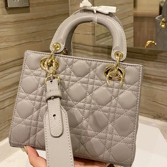 Cute 2022 hot Ladies Bags TOP Designer Luxury Handbags Silver Shoulder Bag Cross-Body Women Totes Crossbody Clutch Fashion Handbag Thread Chains Leather letter, No bags
Cute 2022 hot Ladies Bags TOP Designer Luxury Handbags Silver Shoulder Bag Cross-Body Women Totes Crossbody Clutch Fashion Handbag Thread Chains Leather letter, No bags