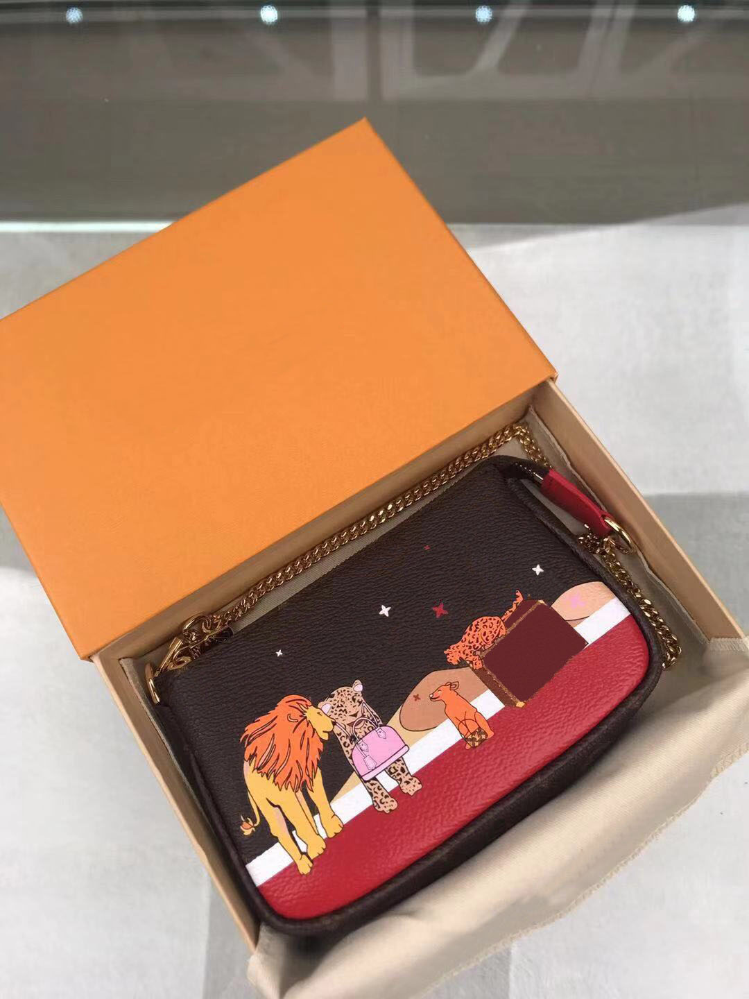 M63830-Letter V,Mini lion wallet,purse,wallets,womens wallet,luxurys bags,women luxurys designers bags, Red;black
M63830-Letter V,Mini lion wallet,purse,wallets,womens wallet,luxurys bags,women luxurys designers bags, Red;black
