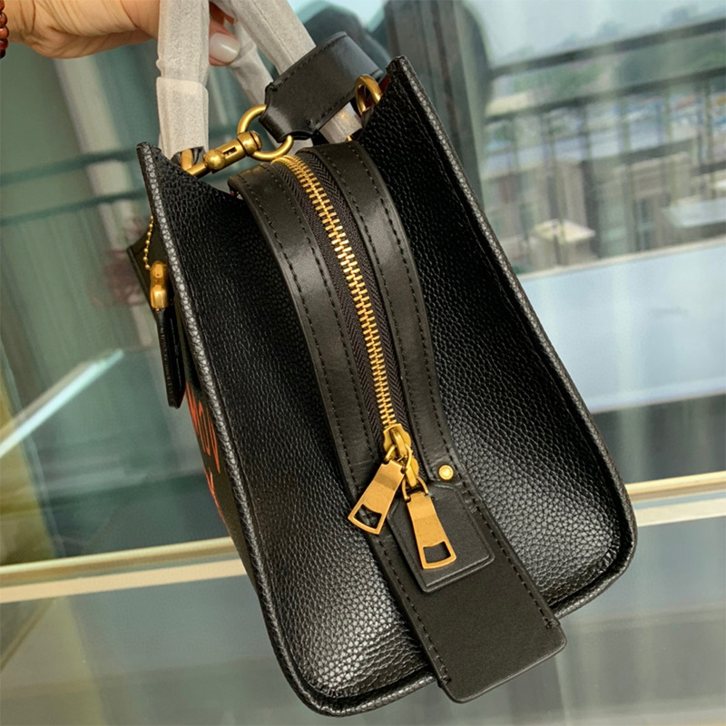 Women Luxurys Designers Bags Rogue 25 cm graffiti tote bag 1941 series single shoulder purse senior feeling restoring ancient ways cowhide, Black
Women Luxurys Designers Bags Rogue 25 cm graffiti tote bag 1941 series single shoulder purse senior feeling restoring ancient ways cowhide, Black