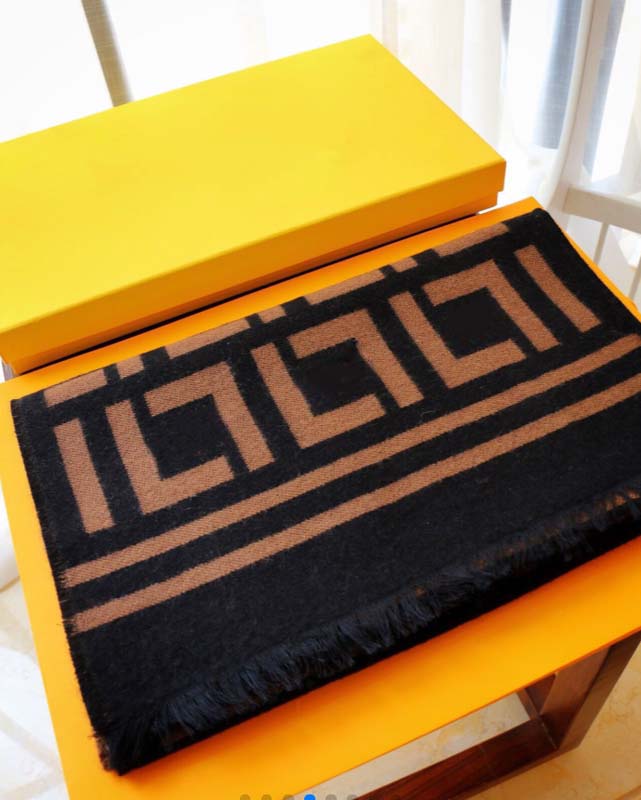 180*30cm Big Size Women Printed embroidery Scarf Silk Winter Print Foulard Satin Square Head Scarves Women Luxury Designer Shawls
180*30cm Big Size Women Printed embroidery Scarf Silk Winter Print Foulard Satin Square Head Scarves Women Luxury Designer Shawls