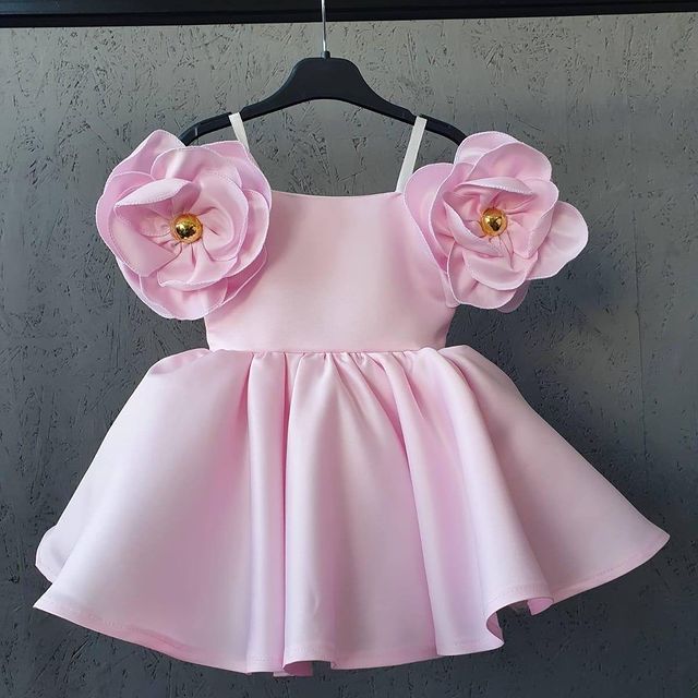 2021 Short Spaghetti Flower Girl Dresses Ball Gown Hand Made Flowers Satin Lilttle Kids Birthday Pageant Weddding Gowns