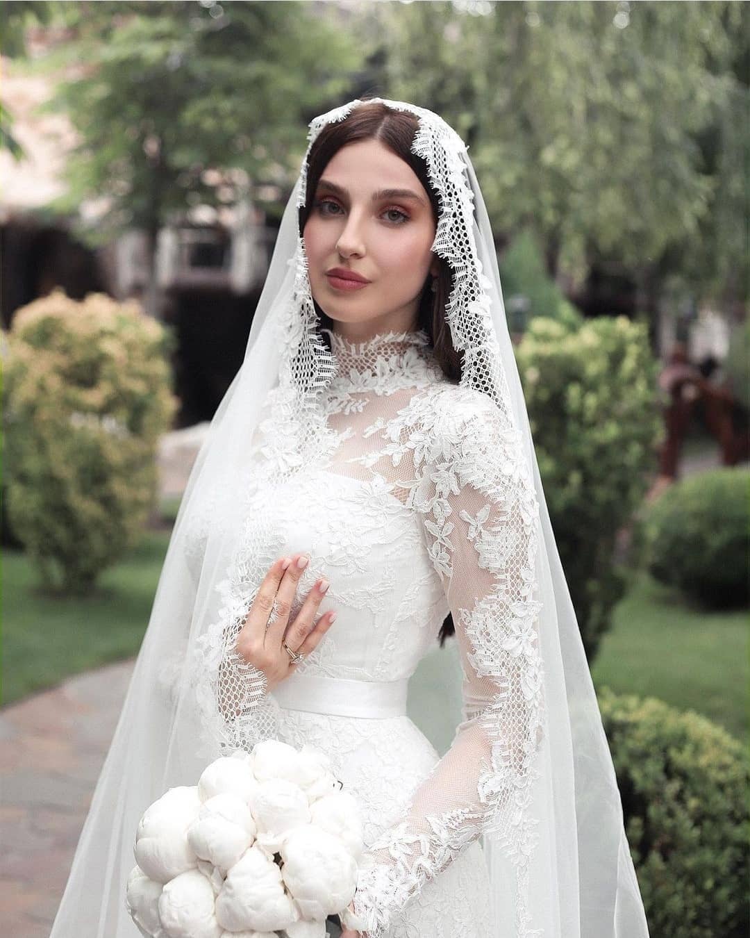 Vintage Wedding Dresses With High-neck Long-sleeves Appliqued Race Wedding Dress With Veil Custom Made Vestidos De Novia