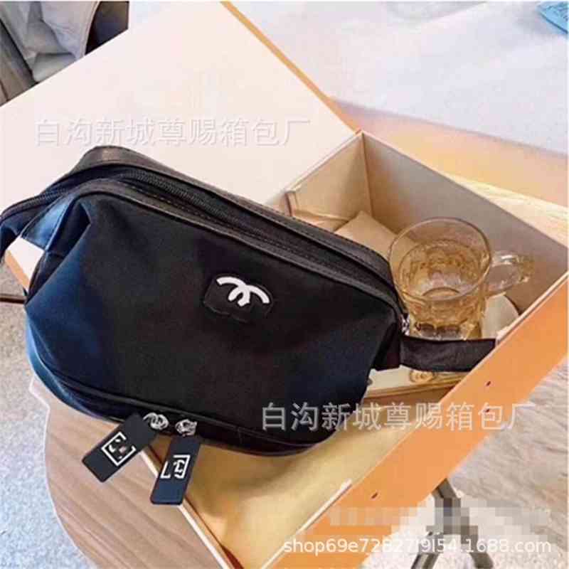 Net red female 2021 new fashion Xiaoxiang medieval wash cosmetic double-layer storage handbag, Black
Net red female 2021 new fashion Xiaoxiang medieval wash cosmetic double-layer storage handbag, Black