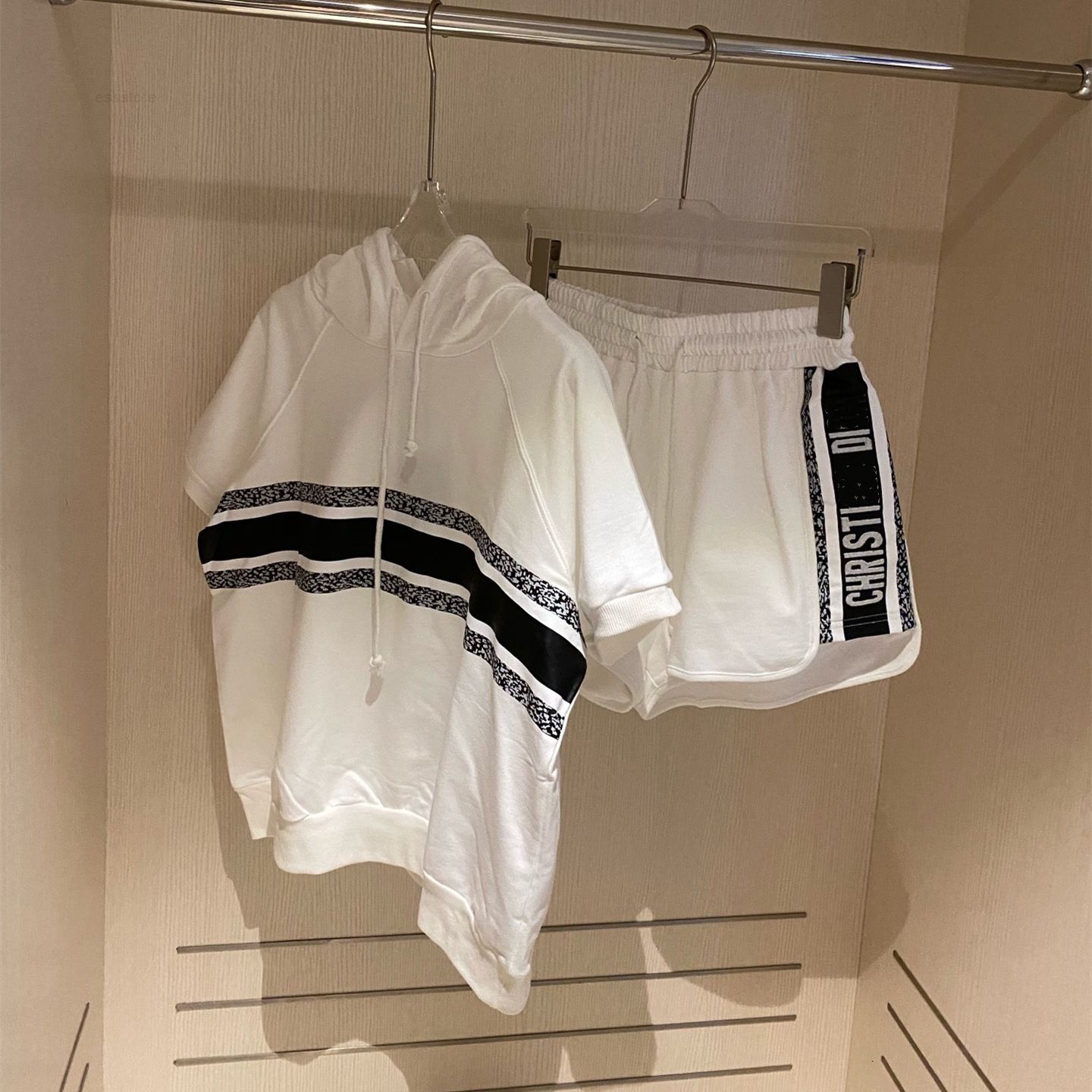pants trousers dr 2021 summer embroidered letter shorts short sleeve two piece color matching casual hooded t-shirt women's suit, Black;white
pants trousers dr 2021 summer embroidered letter shorts short sleeve two piece color matching casual hooded t-shirt women's suit, Black;white
