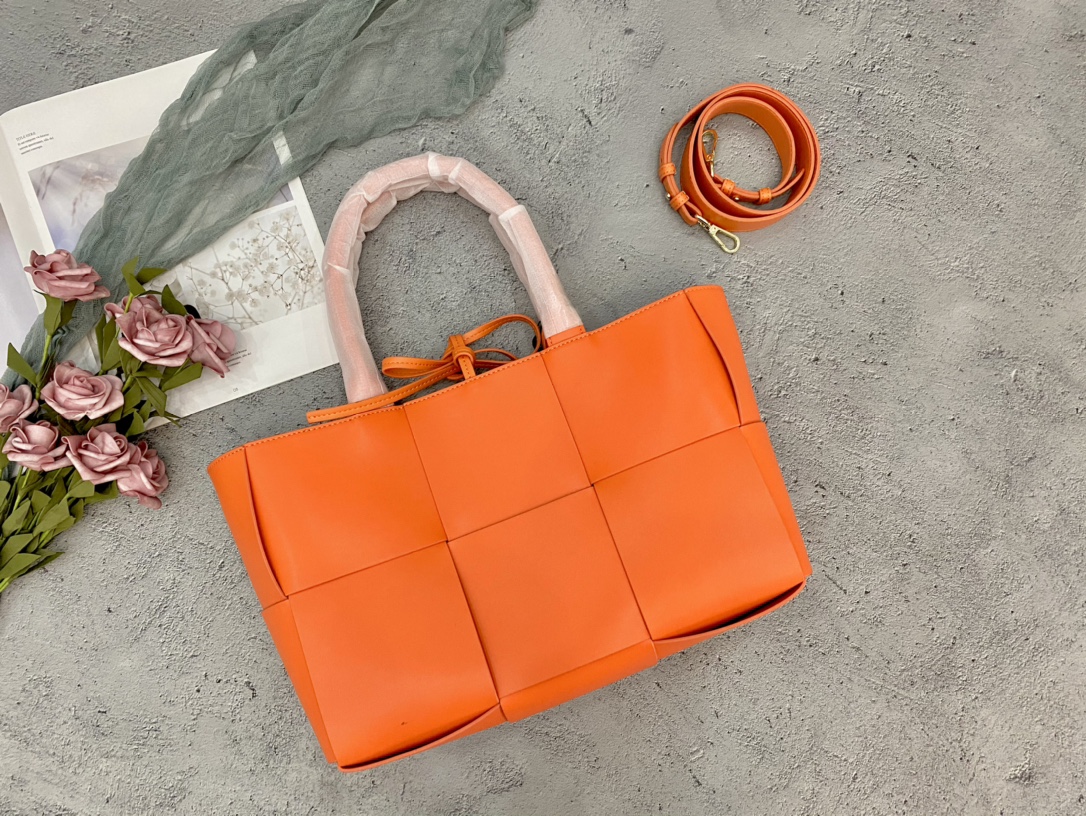 2021 classical bag cassette Genuine Leather fashion Tote Bags shopping women handbag Luxury Designer
2021 classical bag cassette Genuine Leather fashion Tote Bags shopping women handbag Luxury Designer