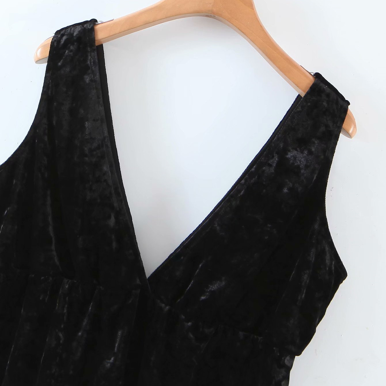 Sexy Woman Black V Neck Velvet Vest Spring Fashion Ladies Soft Slim Tank Female Elegant Streetwear Sleeveless Tops 210515