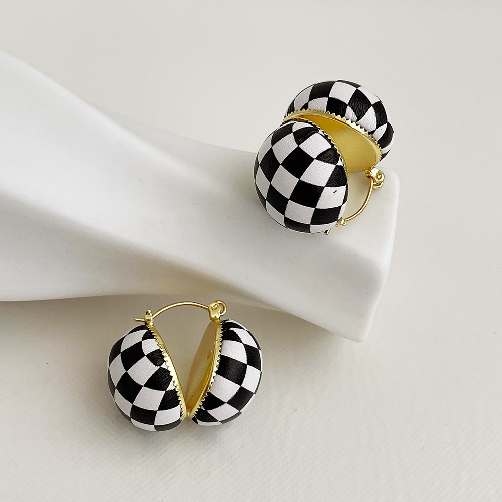 Retro French Design Round Black and White Lattice Earrings Women's Fashion Personality Cold Wind
Retro French Design Round Black and White Lattice Earrings Women's Fashion Personality Cold Wind