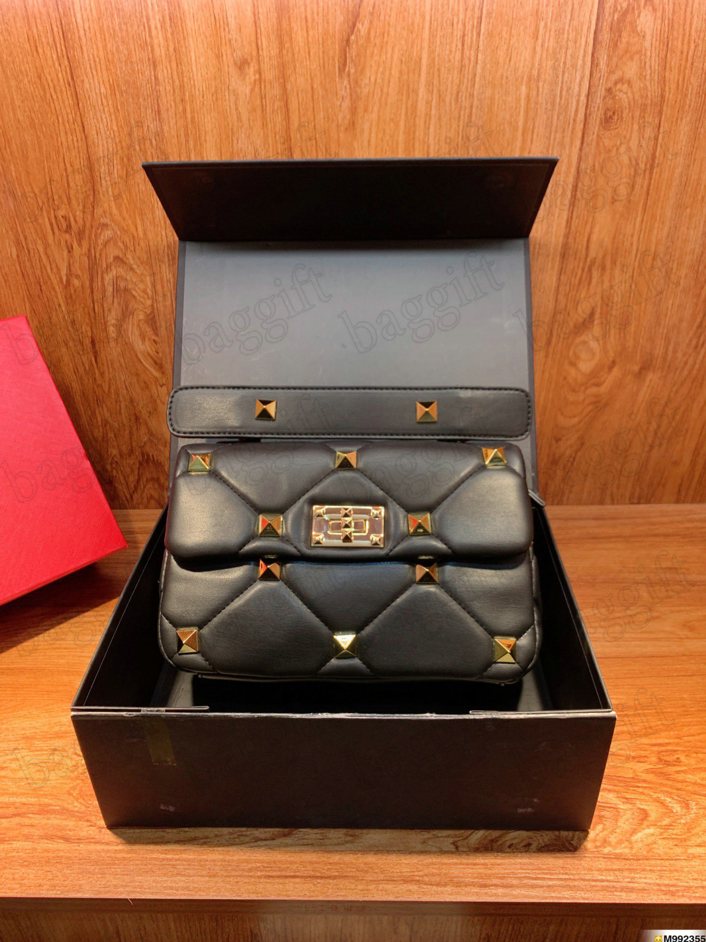 Designer Rivet Handle Bag Garavani Rockstud Spike Roman Stud Matelasse Leather Shoulder Bags Ladies Fashion Cluth Womens Luxurys Chains CrossBody Tote, No bag
Designer Rivet Handle Bag Garavani Rockstud Spike Roman Stud Matelasse Leather Shoulder Bags Ladies Fashion Cluth Womens Luxurys Chains CrossBody Tote, No bag