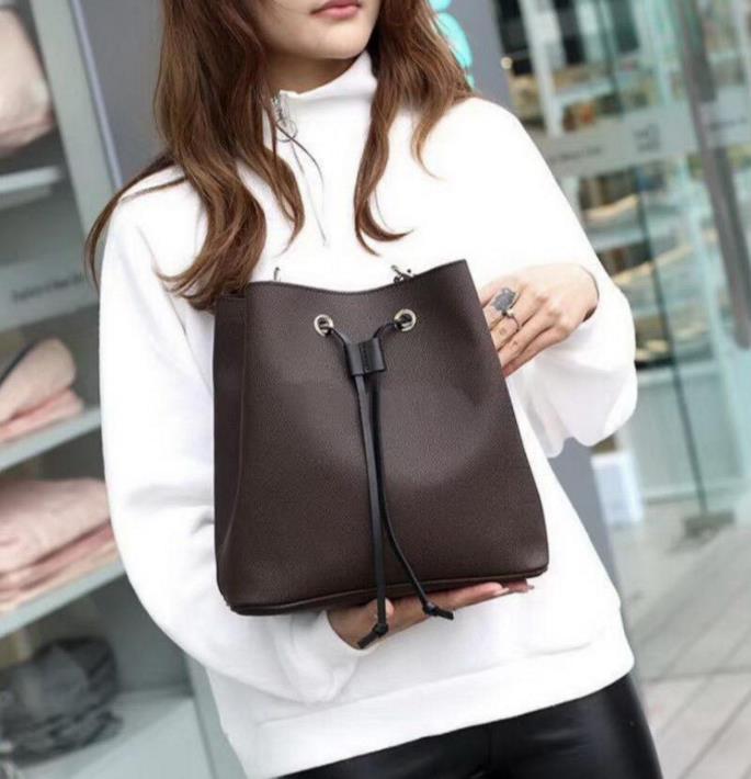 2022 New fashion women's bucket bag old flower casual PU leather backpack makeup bag
2022 New fashion women's bucket bag old flower casual PU leather backpack makeup bag