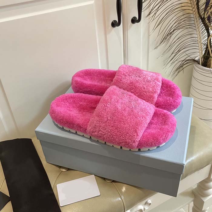 High quality 2021 real fur women's Plush letter slippers sandals Australian soft winter sheep curly snow slippers, Black
High quality 2021 real fur women's Plush letter slippers sandals Australian soft winter sheep curly snow slippers, Black