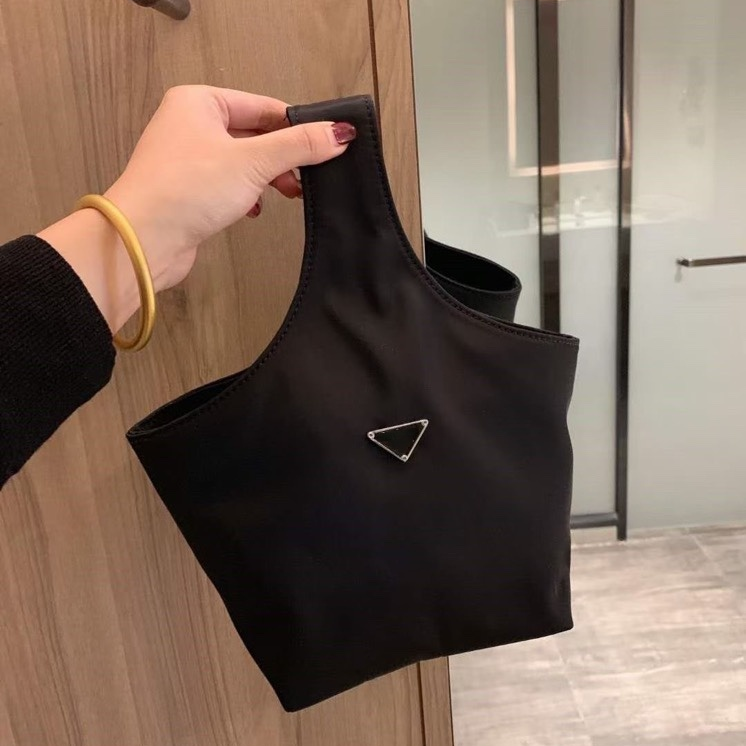2021 Summer New Nylon Cloth Handbags Triangle Sign Drawstring Vegetable Basket Portable One Shoulder Mahjong Bag Women's Bag Designer Bags, Black
2021 Summer New Nylon Cloth Handbags Triangle Sign Drawstring Vegetable Basket Portable One Shoulder Mahjong Bag Women's Bag Designer Bags, Black