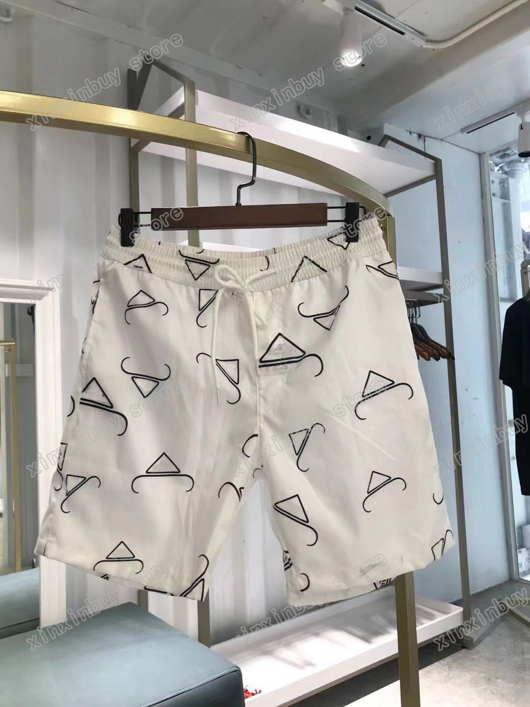 21ss Mens designer Beach Shorts pants triangle letters watercolor Spring summer Men Webbing Pant Casual Trousers Wedding black yellow, White;black
21ss Mens designer Beach Shorts pants triangle letters watercolor Spring summer Men Webbing Pant Casual Trousers Wedding black yellow, White;black