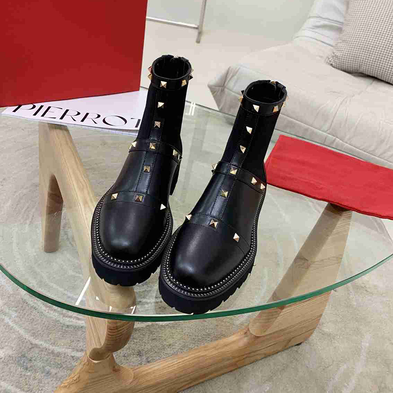 Designer rivets woman fashion boots real leather sexy back zipper winter ankle motorcycle booties black white size 35-41
Designer rivets woman fashion boots real leather sexy back zipper winter ankle motorcycle booties black white size 35-41