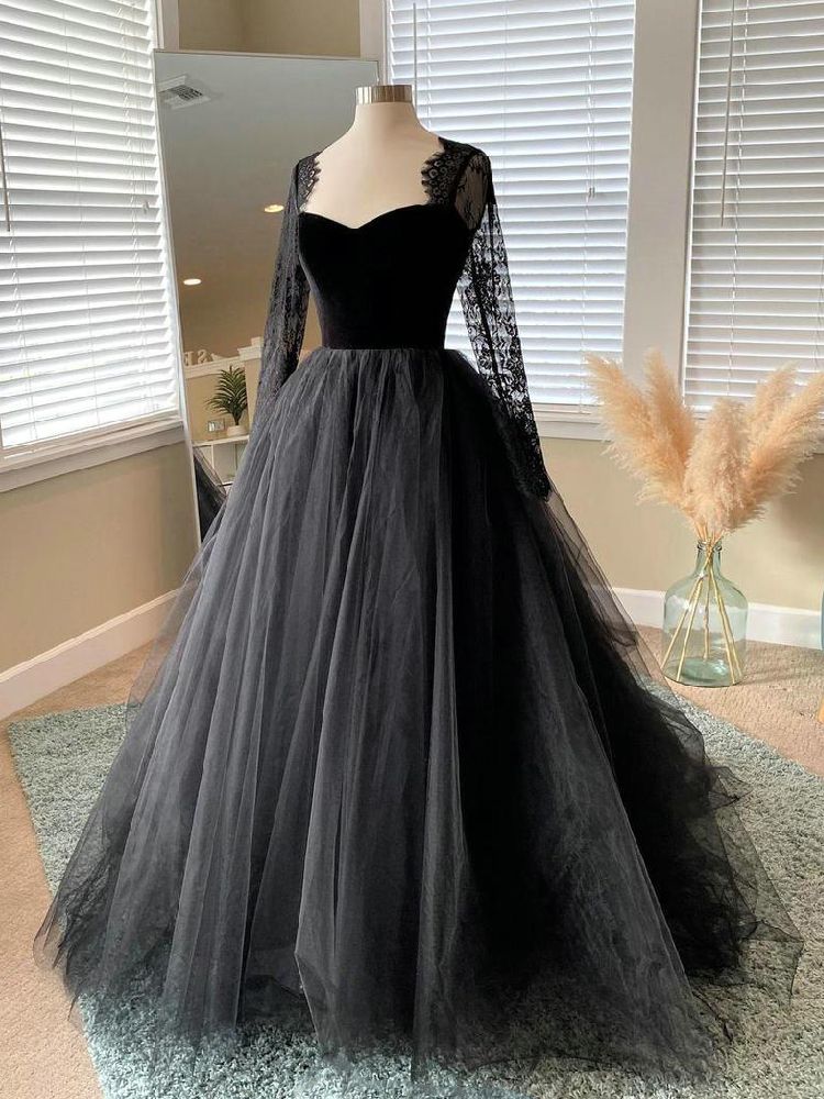 2022 Gothic Black And Gray Tulle Wedding Dress Lace Long Sleeves Appliques Sweep Train A Line Garden Wedding Gowns Vintage Sweetheart Tiered Bridal Dr