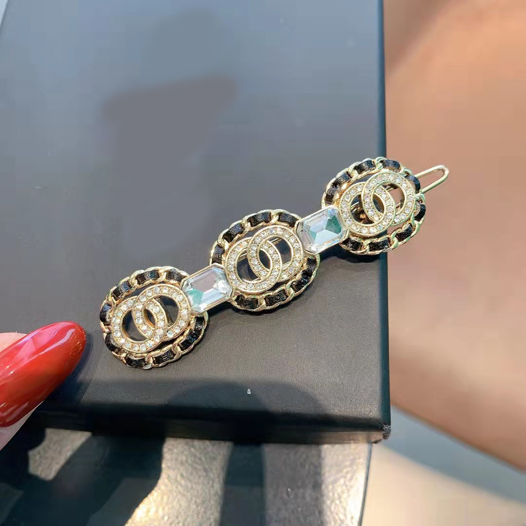 Luxury designer diamond leather braided letters Hair Clips Barrettes ladies fashion simple jewelry
Luxury designer diamond leather braided letters Hair Clips Barrettes ladies fashion simple jewelry