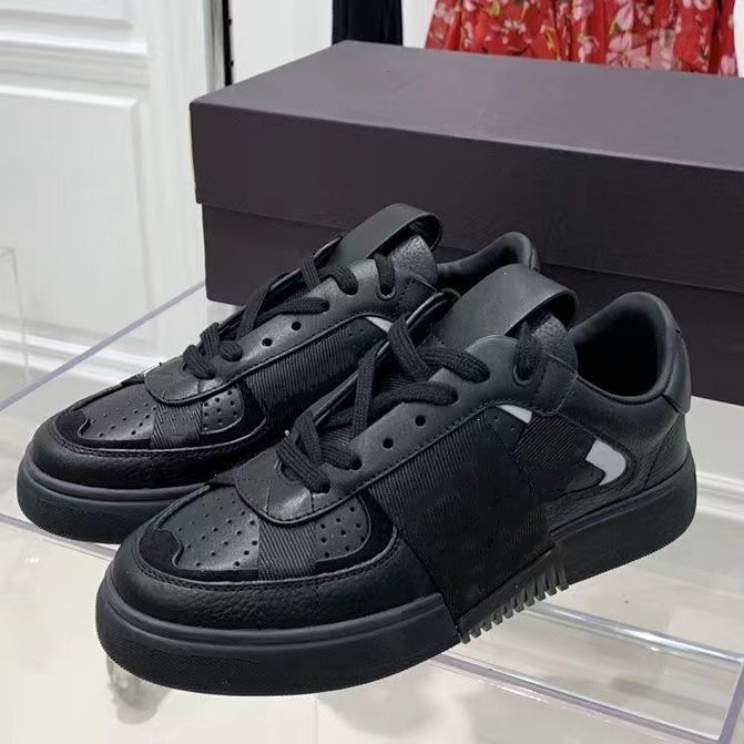 fashion Men women same style lace-up sneakers round toe Valentino casual shoes all-match sports vltn couple shoes n12D#
fashion Men women same style lace-up sneakers round toe Valentino casual shoes all-match sports vltn couple shoes n12D#