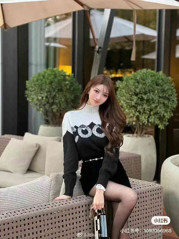 Women' Sweaters Ennie Jin Zhini' same black-and-white stitched letter high neck sweater for women in winter, loose and thick BN21
Women' Sweaters Ennie Jin Zhini' same black-and-white stitched letter high neck sweater for women in winter, loose and thick BN21