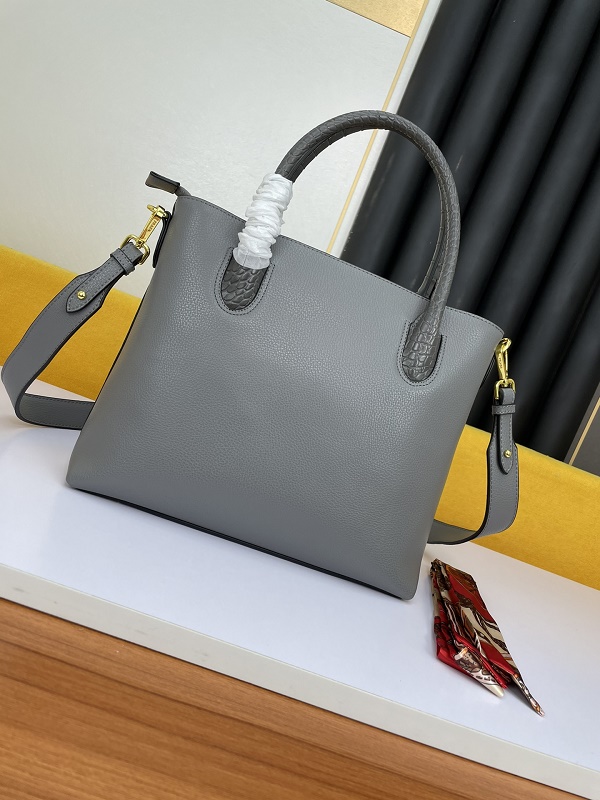 Designer handbag, square-shaped bag money cross-bod fashion classic letters flower pattern luxury shopping size 31-27-15cm
Designer handbag, square-shaped bag money cross-bod fashion classic letters flower pattern luxury shopping size 31-27-15cm