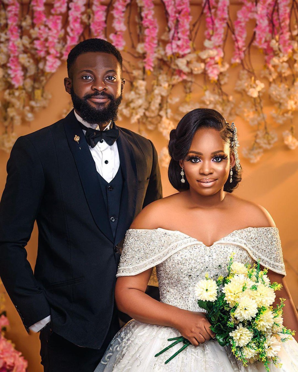 Sparkly Plus Size Wedding Dresses Bridal Gowns Off The Shoulder Lace Appliqued Beaded Sequin Tulle Sweep Train Bride Dress