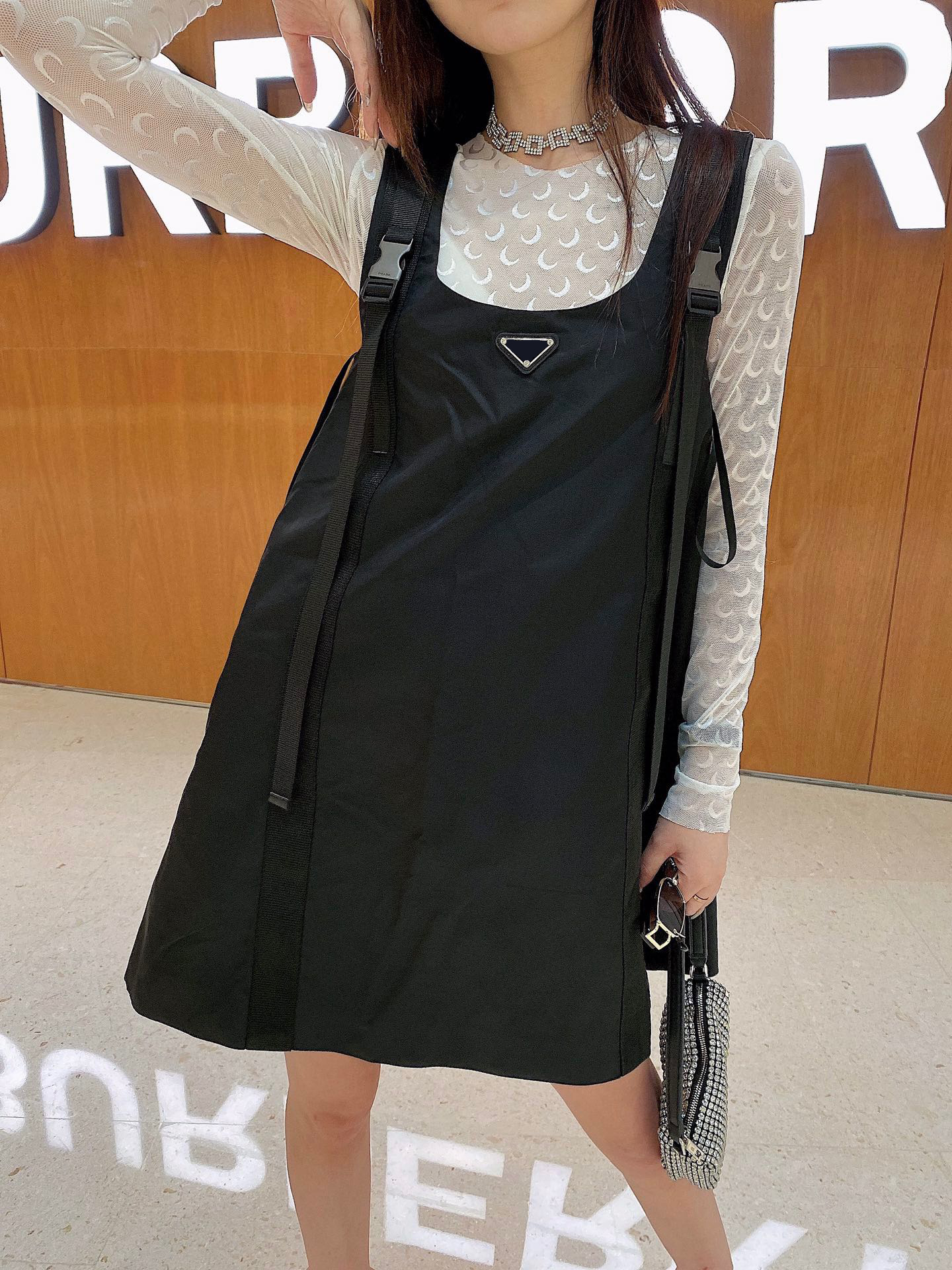 2021 high quality European American women dress retro classic skirt Imported nylon fabric High-end luxury products Triangular metal embroide, White;black
2021 high quality European American women dress retro classic skirt Imported nylon fabric High-end luxury products Triangular metal embroide, White;black
