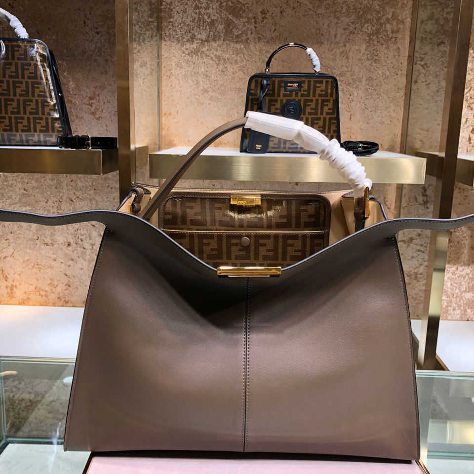 Ff Soft Calfskin with Plush and Spacious Lining, Single Hle Horn Lock Inside, Color 42cm Handbag
Ff Soft Calfskin with Plush and Spacious Lining, Single Hle Horn Lock Inside, Color 42cm Handbag