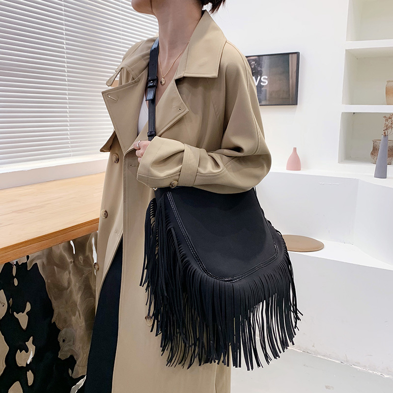 Bag large capacity female 2021 new fashion summer tassel Single Shoulder Messenger Bag simple texture Bucket Bag
Bag large capacity female 2021 new fashion summer tassel Single Shoulder Messenger Bag simple texture Bucket Bag