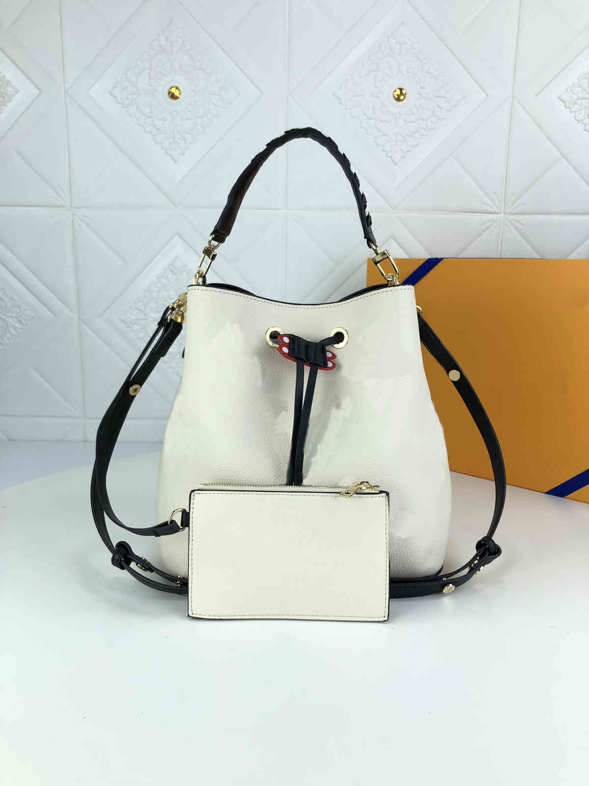 Design luxury Handbags womenNeoNoe Crafty M56889 M56888 MM print letters embossed leather drawstring Removable adjustable strap women bucket handbag
Design luxury Handbags womenNeoNoe Crafty M56889 M56888 MM print letters embossed leather drawstring Removable adjustable strap women bucket handbag