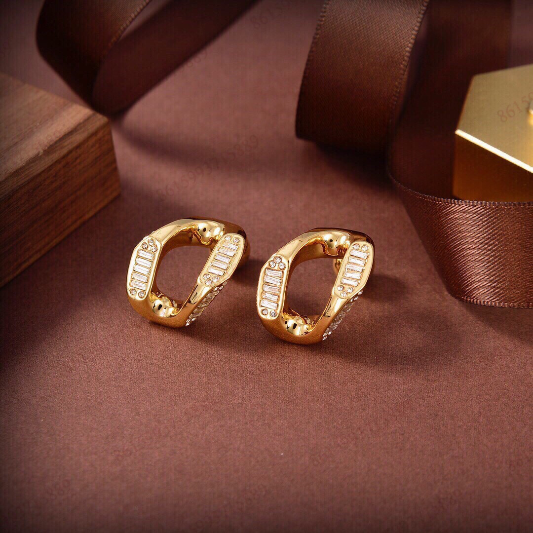 Royal supplies new women earrings Brass material plating 18k gold High-end charm women earring new fashion jewelry
Royal supplies new women earrings Brass material plating 18k gold High-end charm women earring new fashion jewelry