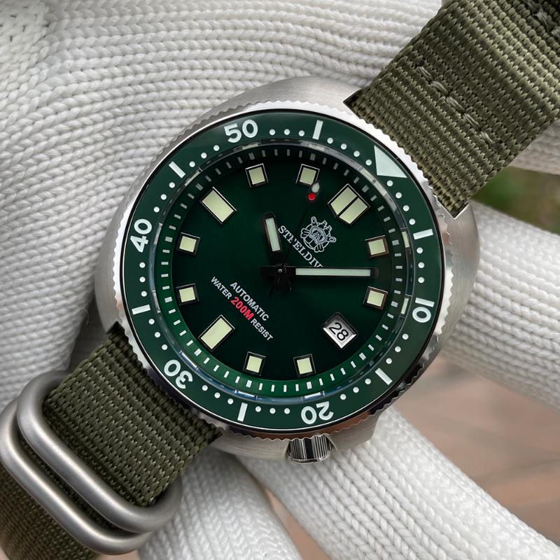 Wristwatches STEELDIVE Design SD1980 Men's Diving Watch Emerald Green Dial Abalone 200M 20Bar Water Resist Original Man Mechanical NH35, 80bl-bn
Wristwatches STEELDIVE Design SD1980 Men's Diving Watch Emerald Green Dial Abalone 200M 20Bar Water Resist Original Man Mechanical NH35, 80bl-bn