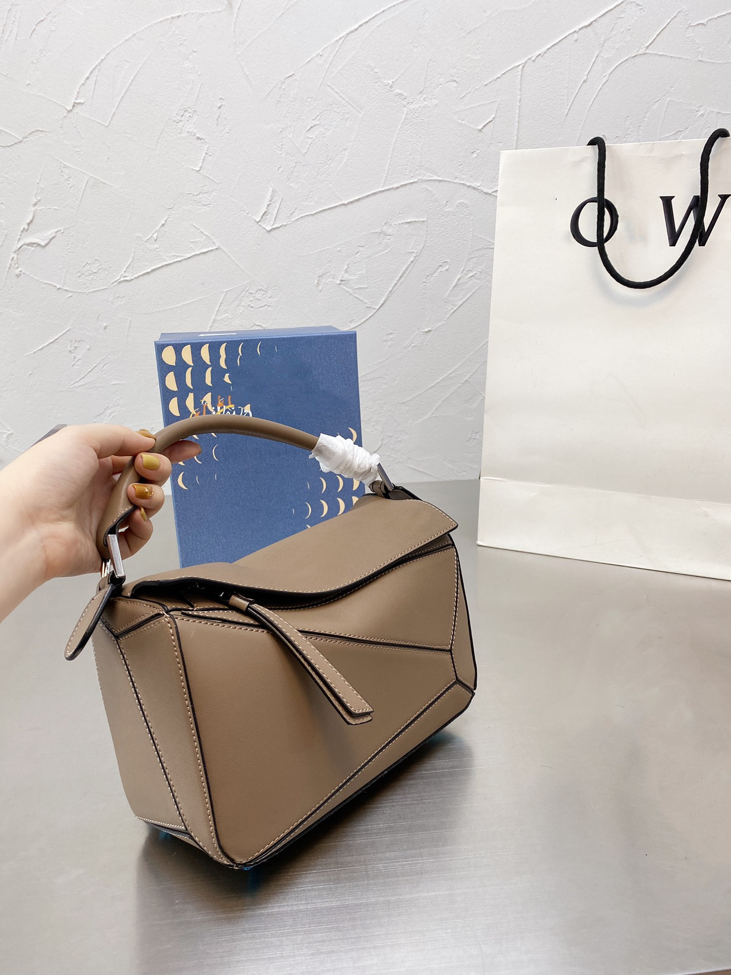Female designers became generous handbag messenger bags shoulder bag Fashion luxury aslant high-capacity joker small pure and fresh handbags
Female designers became generous handbag messenger bags shoulder bag Fashion luxury aslant high-capacity joker small pure and fresh handbags