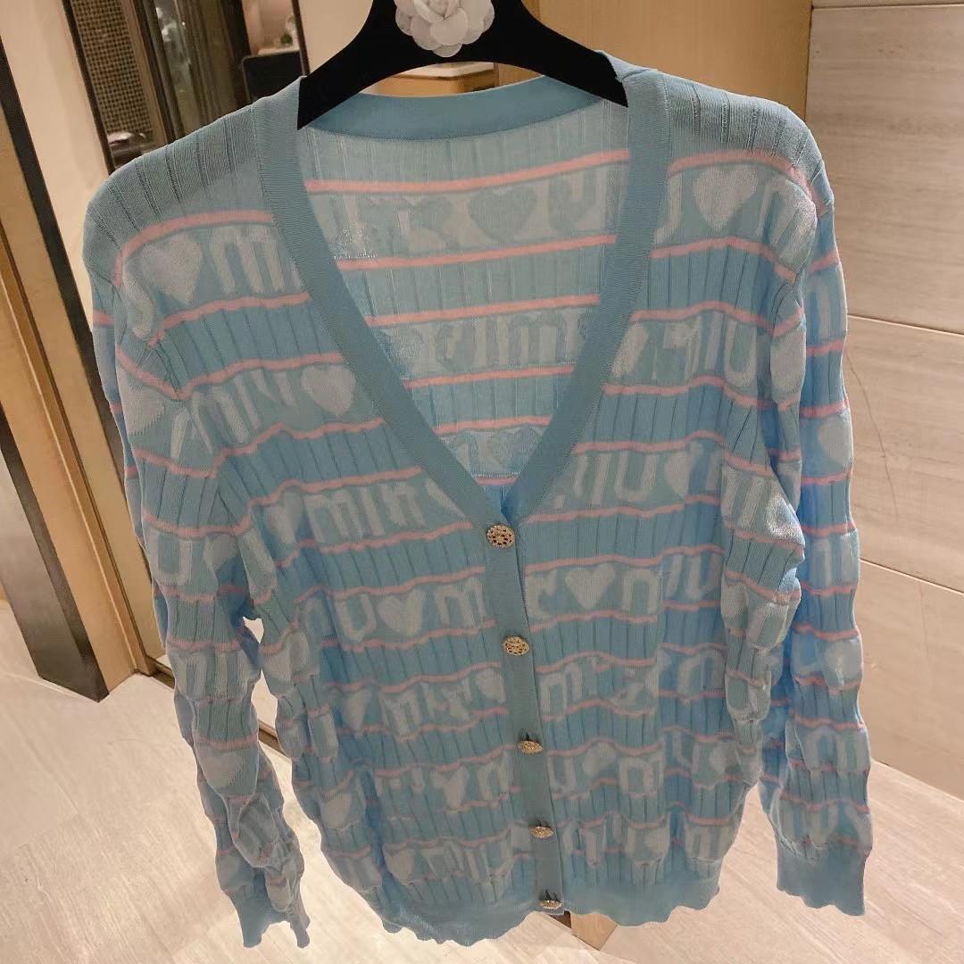 2021 summer new Miu thin ice silk knitted cardigan sunscreen clothing V-neck letter air conditioning shirt women's coat, White
2021 summer new Miu thin ice silk knitted cardigan sunscreen clothing V-neck letter air conditioning shirt women's coat, White