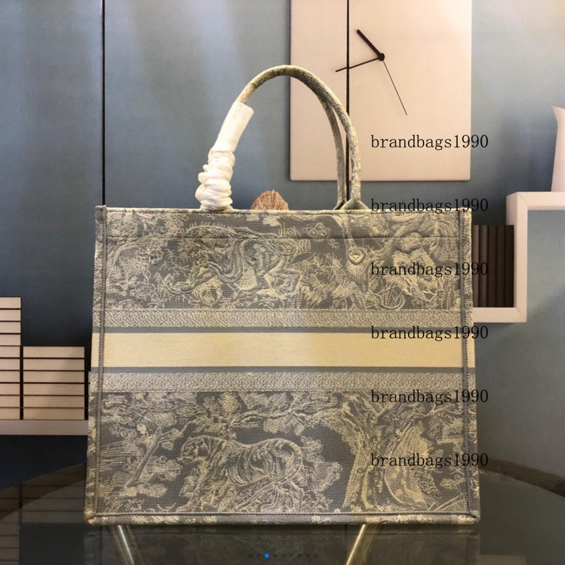 Large size handmade embroidery pattern shopping bag ladies large-capacity handbags Paris Top quality handbag fashion retro ethnic style canv
Large size handmade embroidery pattern shopping bag ladies large-capacity handbags Paris Top quality handbag fashion retro ethnic style canv