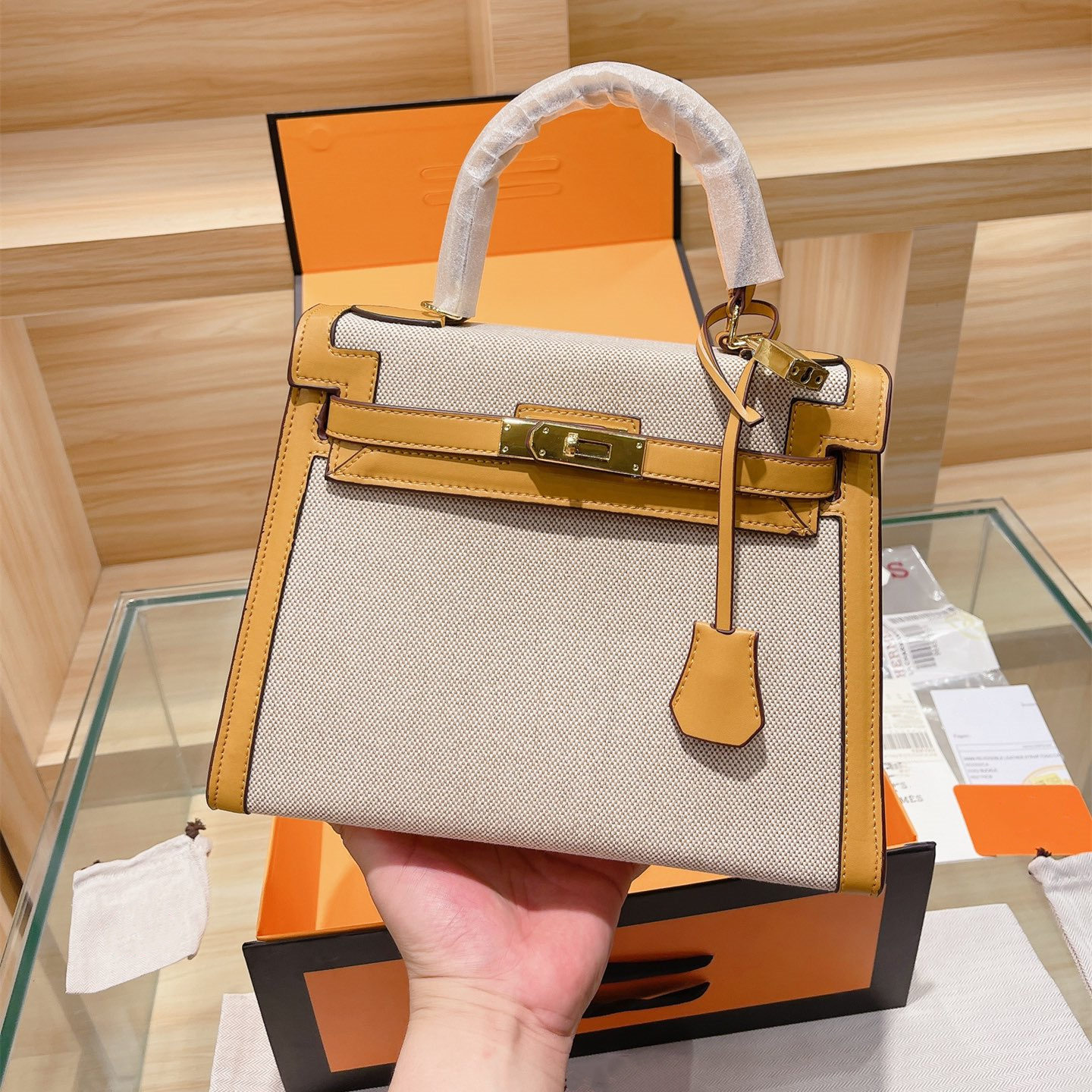 2021 new designer classic handbag luxury atmosphere shoulder bag canvas leather combined messenger bags 28*21
2021 new designer classic handbag luxury atmosphere shoulder bag canvas leather combined messenger bags 28*21