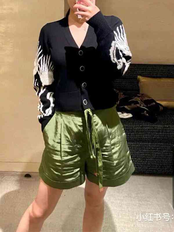 Women' Sweaters Women Designers Clothes Womens Winter Cardigan Short style cashmere Pearl Fashion High Quality 2 Colors Streetwear Costume K7PC, Insert black
Women' Sweaters Women Designers Clothes Womens Winter Cardigan Short style cashmere Pearl Fashion High Quality 2 Colors Streetwear Costume K7PC, Insert black